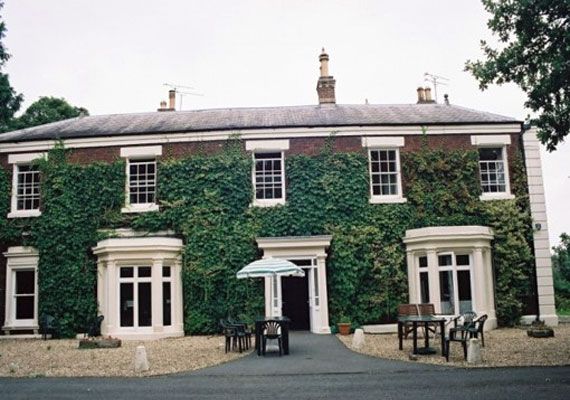 Oak Alyn Hall Care Home in Cefn-y-Bedd